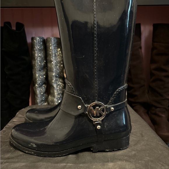 Navy in color. Size 6 rain boots. - Picture 4 of 5